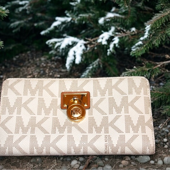 Michael Kors Beige Coated Canvas Hamilton Zip Around Wallet - EUC - Picture 1 of 6